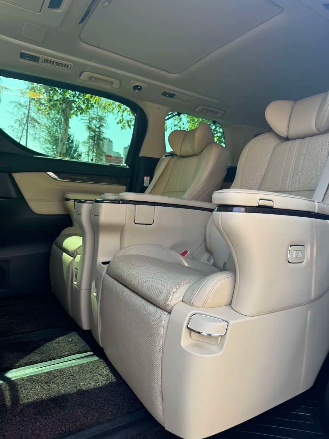 Toyota Alphard 2022 г. 74010 км. — фото 10