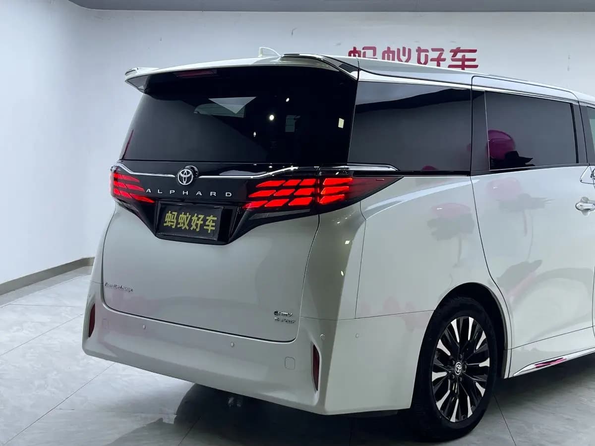 Toyota Alphard 2023 г. 50012 км. — фото 12