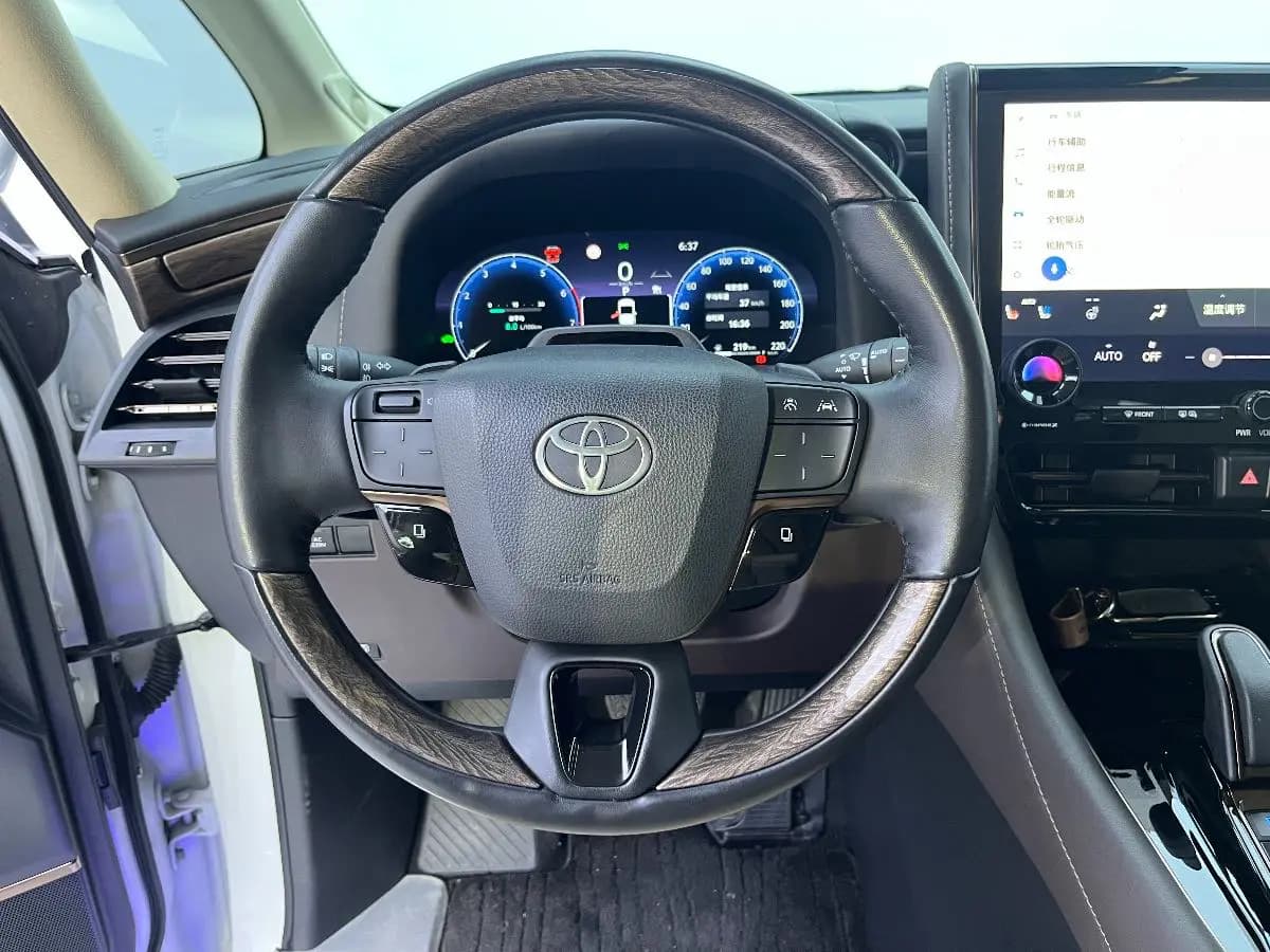 Toyota Alphard 2023 г. 50012 км. — фото 14