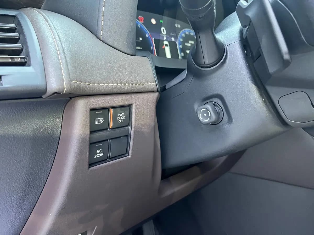Toyota Alphard 2023 г. 50012 км. — фото 16