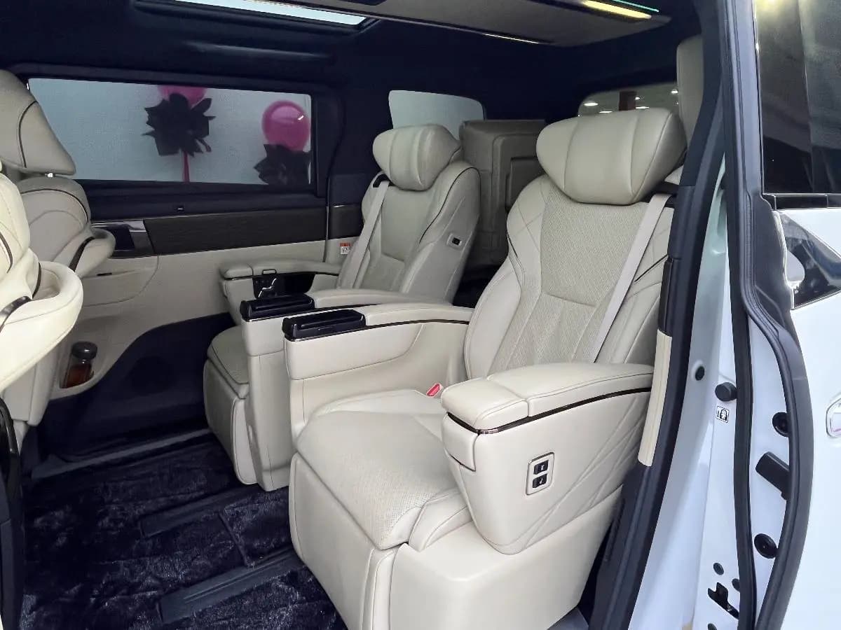 Toyota Alphard 2023 г. 50012 км. — фото 18