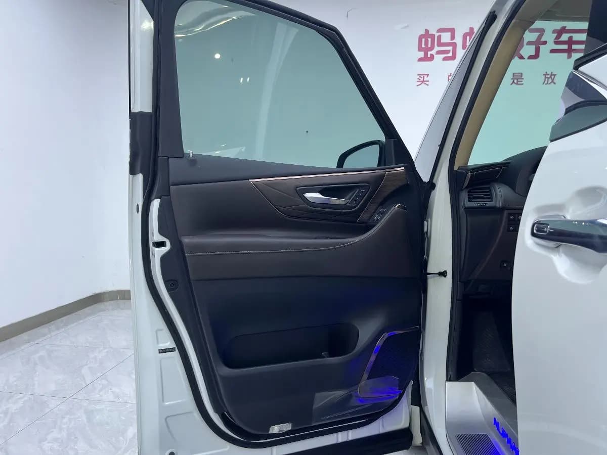 Toyota Alphard 2023 г. 50012 км. — фото 19