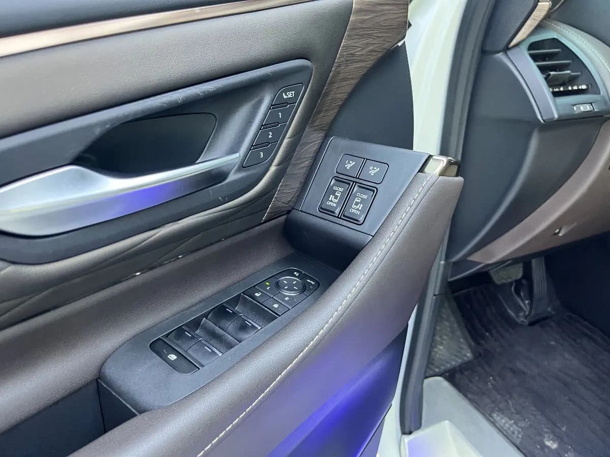 Toyota Alphard 2023 г. 50012 км. — фото 20
