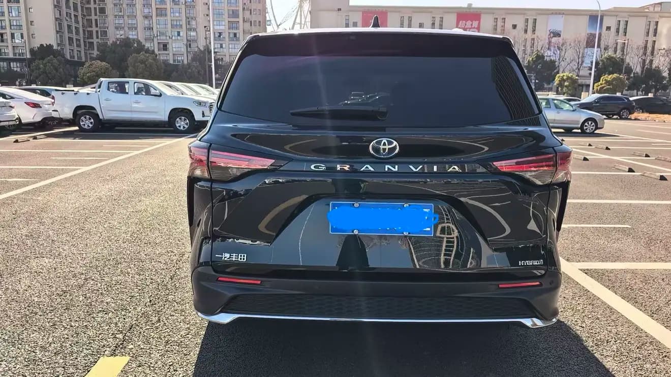 Toyota Granvia 2024 г. 50008 км. — фото 3