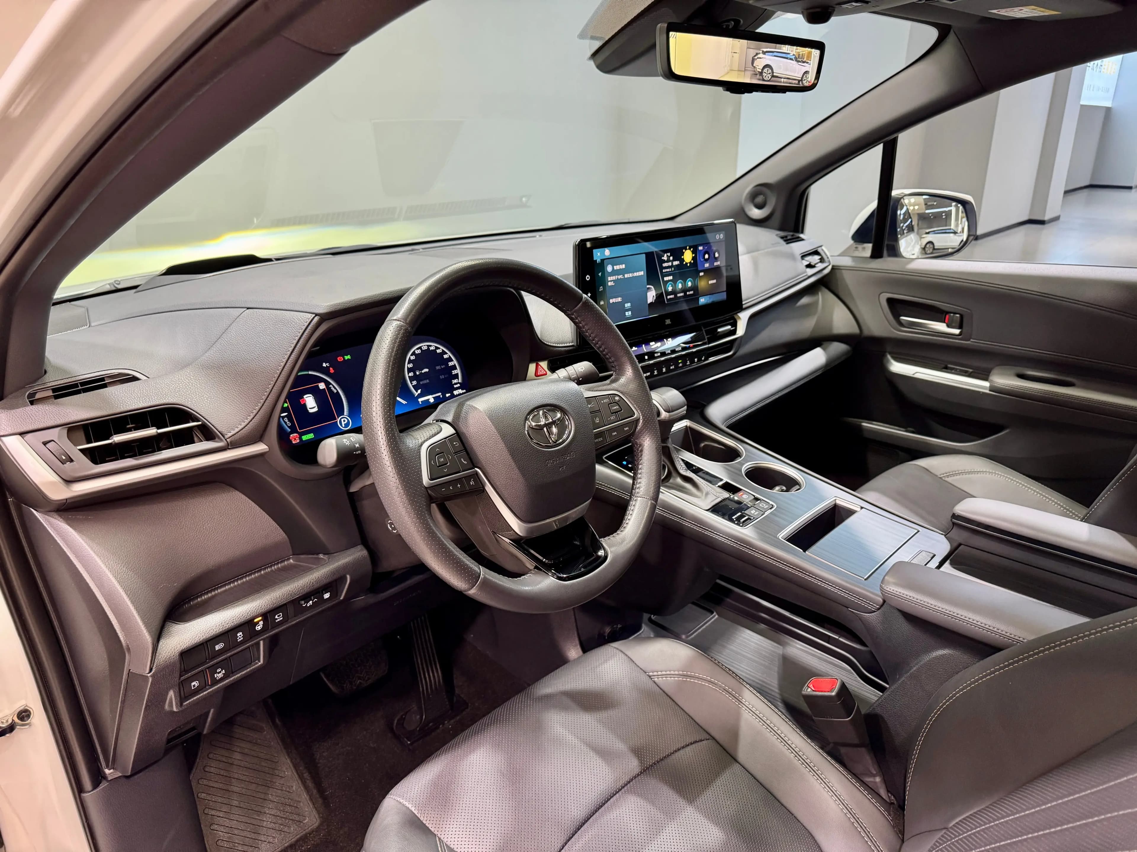 Toyota Sienna 2024 г. 24054 км. — фото 17