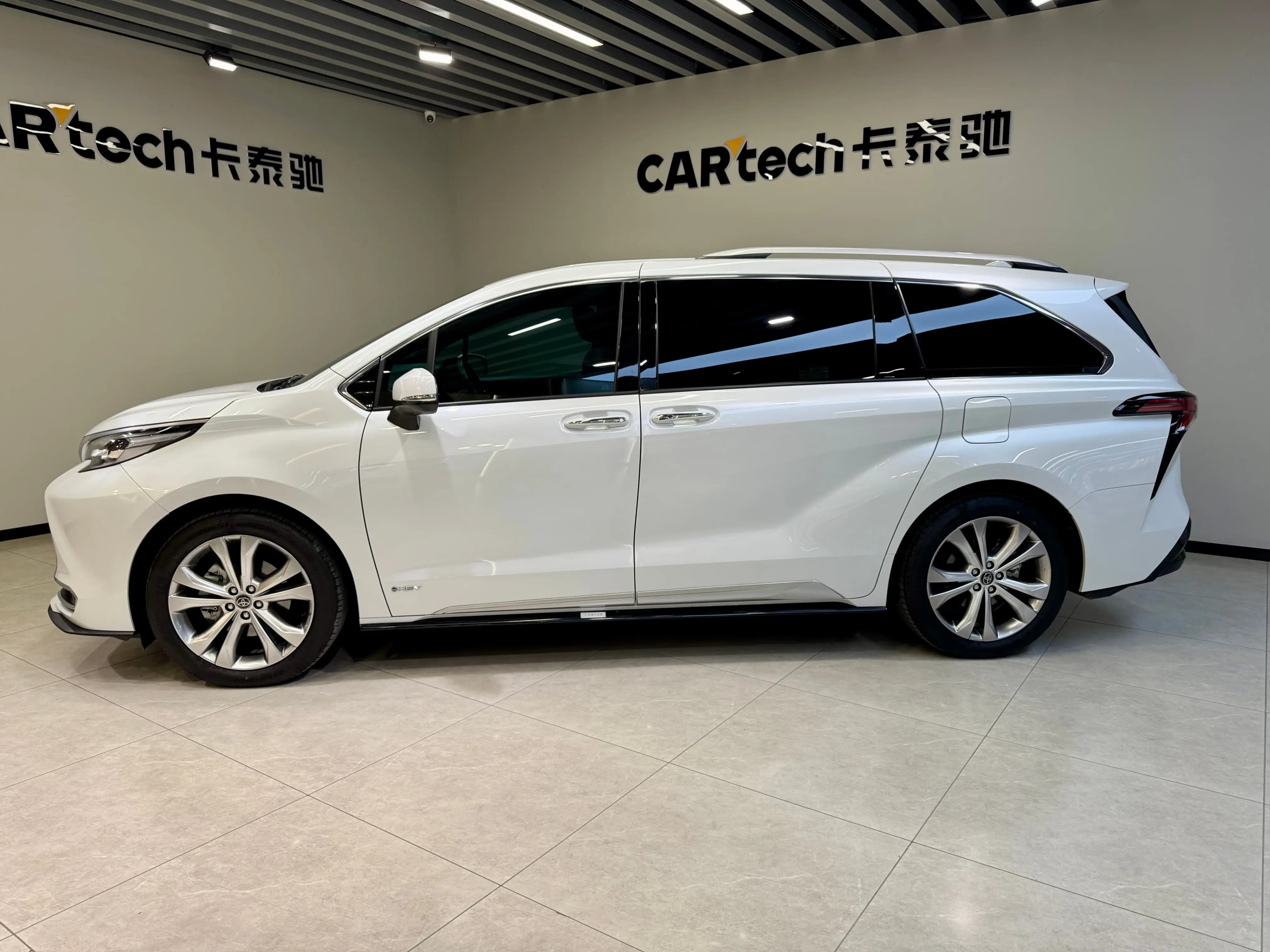 Toyota Sienna 2024 г. 24054 км. — фото 4