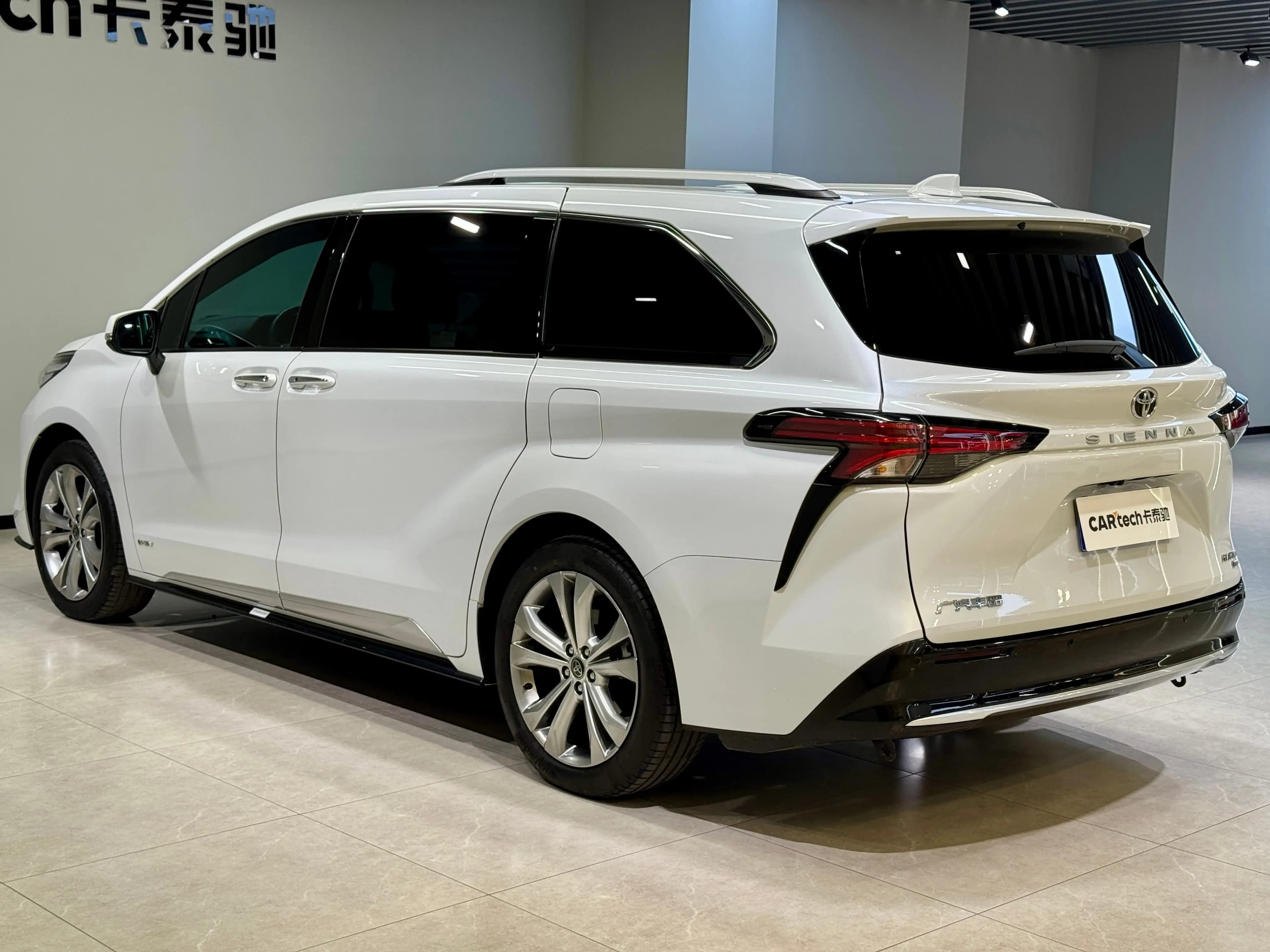 Toyota Sienna 2024 г. 24054 км. — фото 5