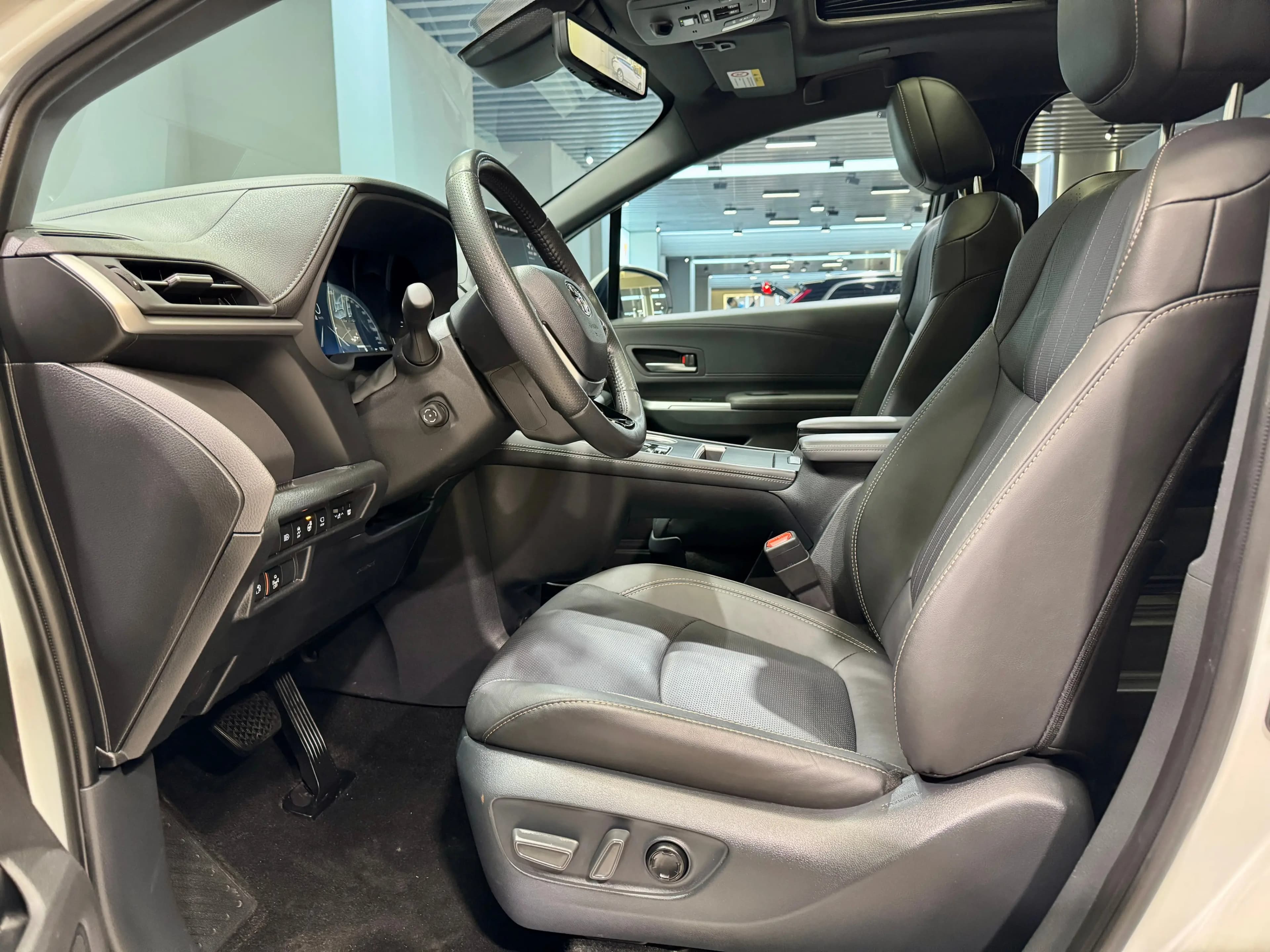 Toyota Sienna 2024 г. 24055 км. — фото 21