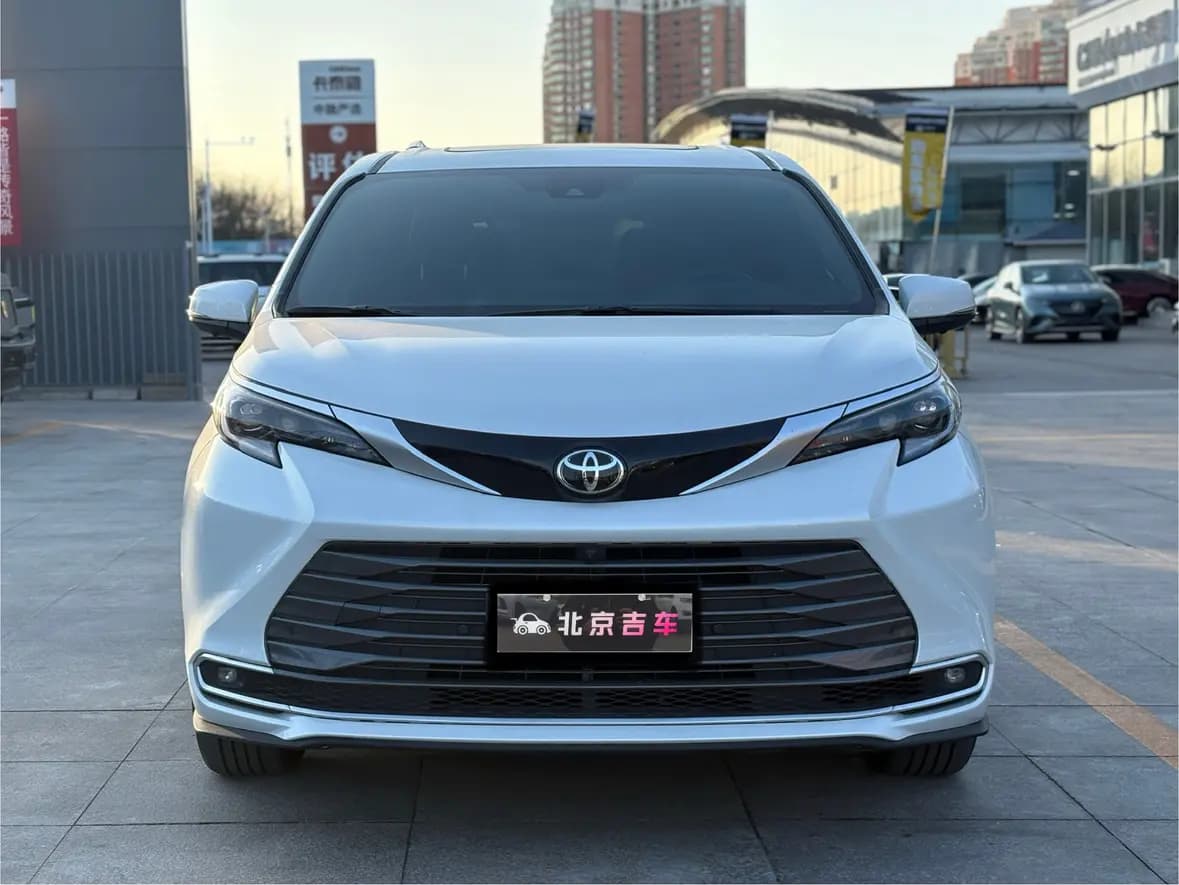 Toyota Sienna 2025 г. 21556 км. — фото 2