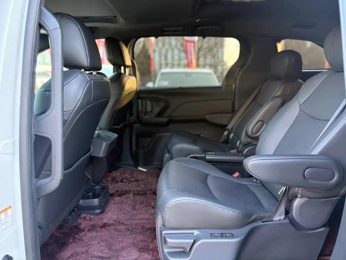 Toyota Sienna 2025 г. 21556 км. — фото 16