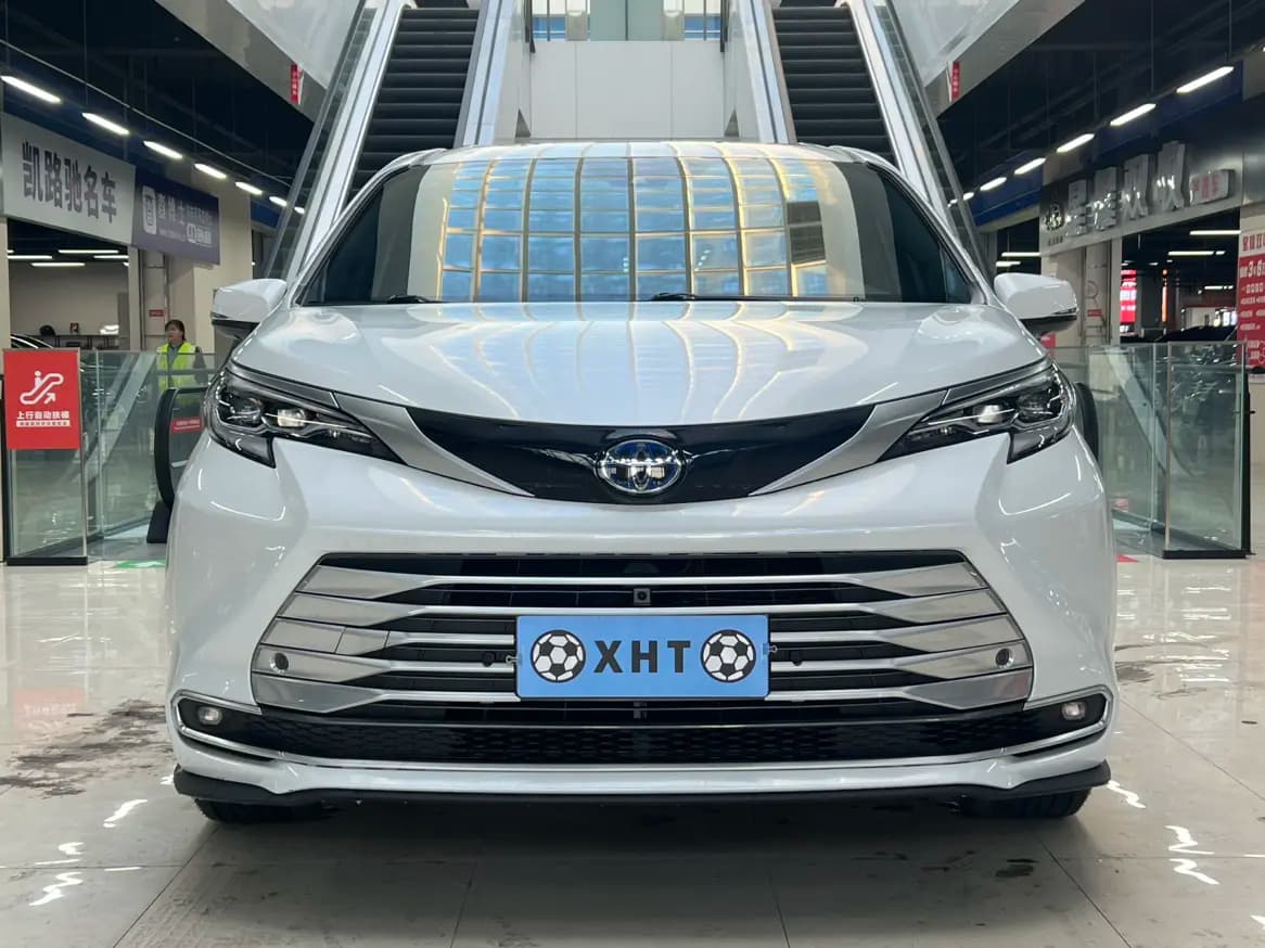 Toyota Sienna 2023 г. 58957 км. — фото 2