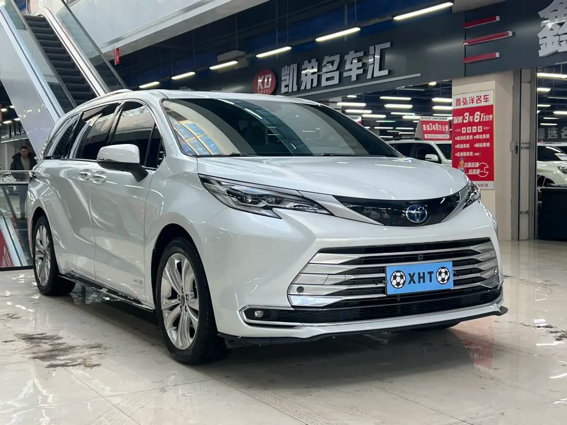 Toyota Sienna 2023 г. 58957 км. — фото 3