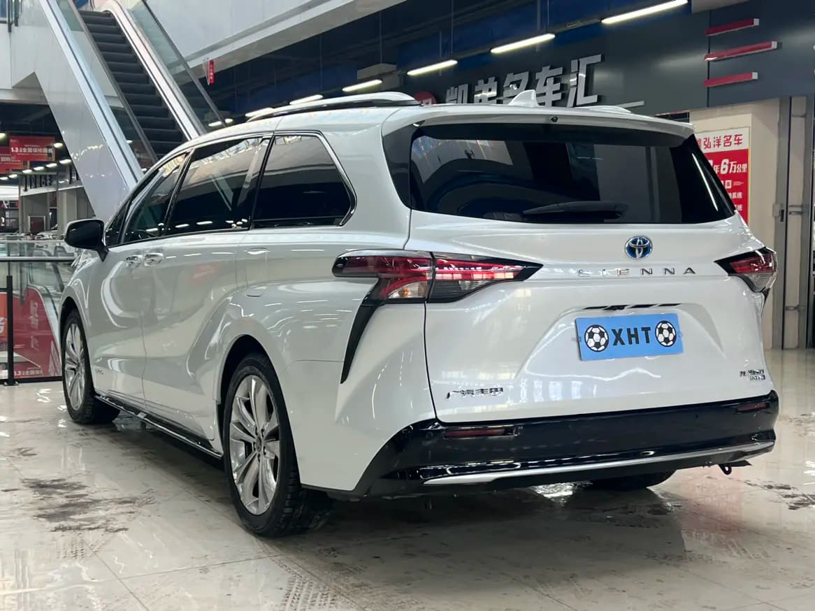 Toyota Sienna 2023 г. 58957 км. — фото 4