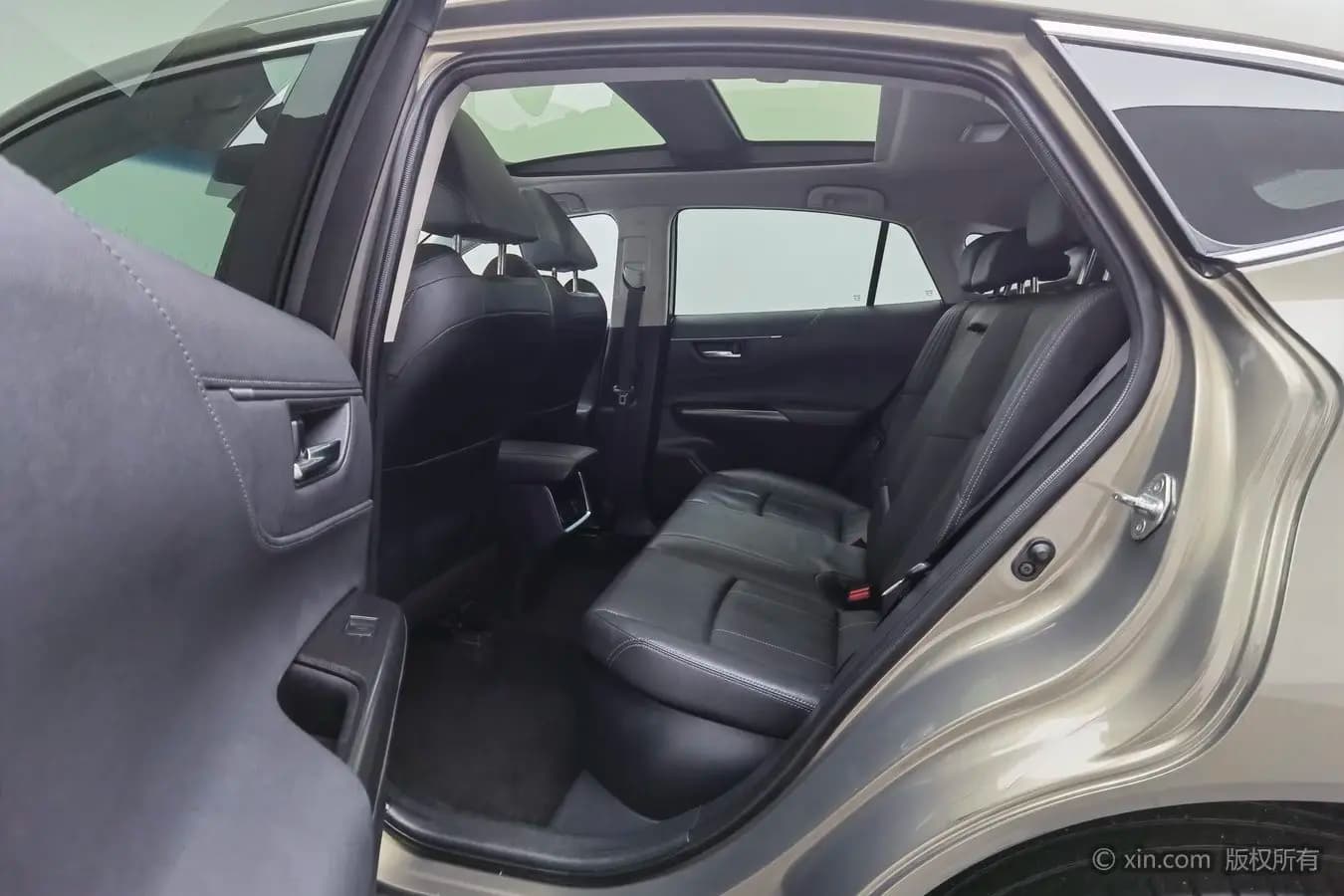 Toyota Harrier 2021 г. 85916 км. — фото 18