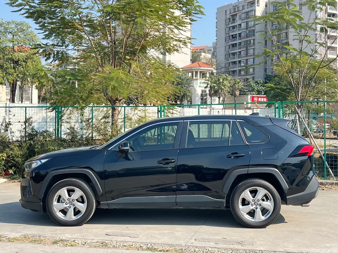 Toyota RAV4 2021 г. 43118 км. — фото 3