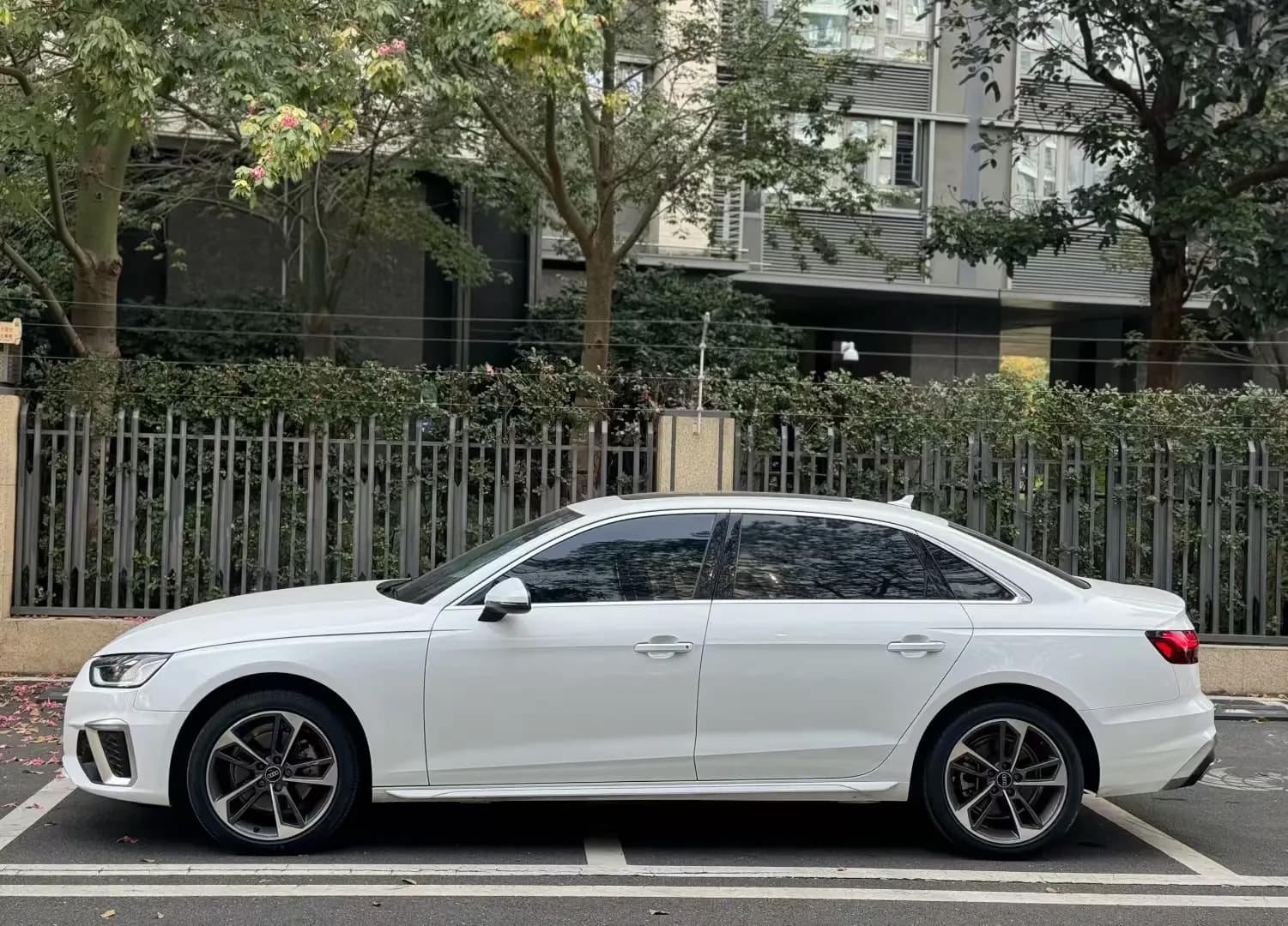 Audi A4L 2024 г. 40088 км. — фото 3