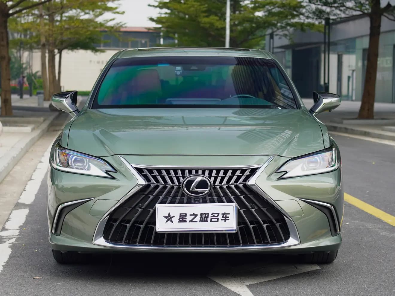 Lexus ES 2022 г. 43000 км. — фото 2