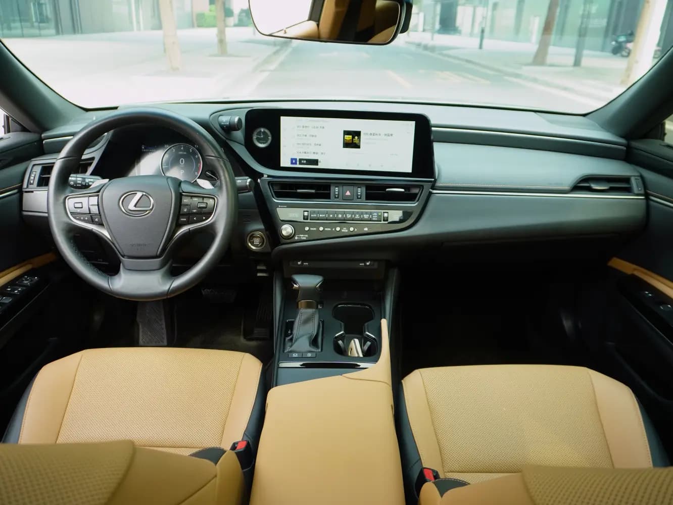 Lexus ES 2022 г. 43000 км. — фото 11