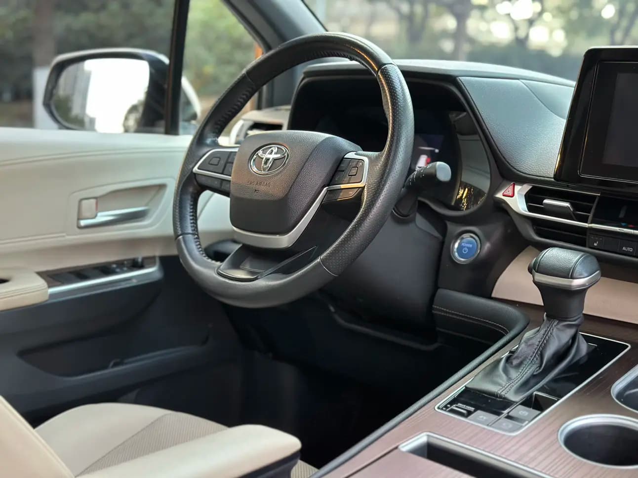 Toyota Sienna 2022 г. 125052 км. — фото 12