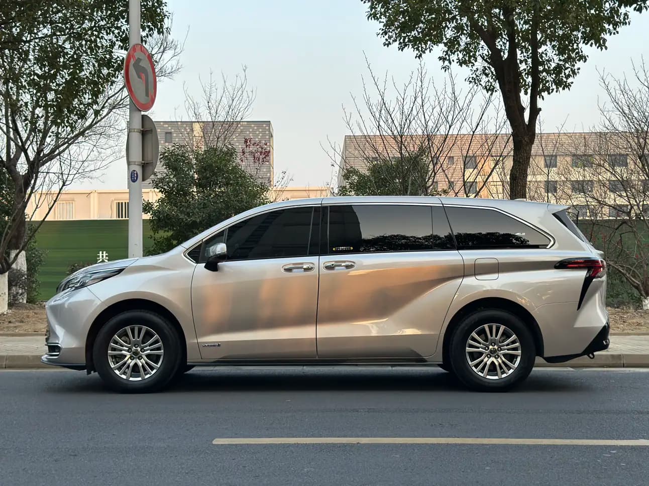 Toyota Sienna 2022 г. 125052 км. — фото 3
