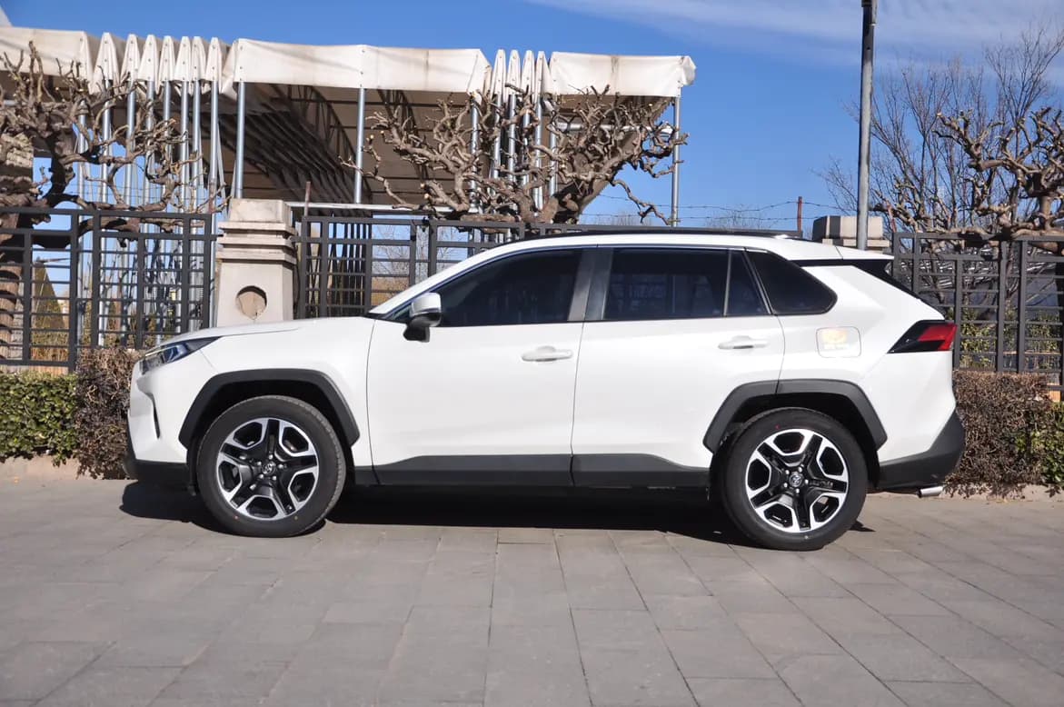 Toyota RAV4 2021 г. 65111 км. — фото 3