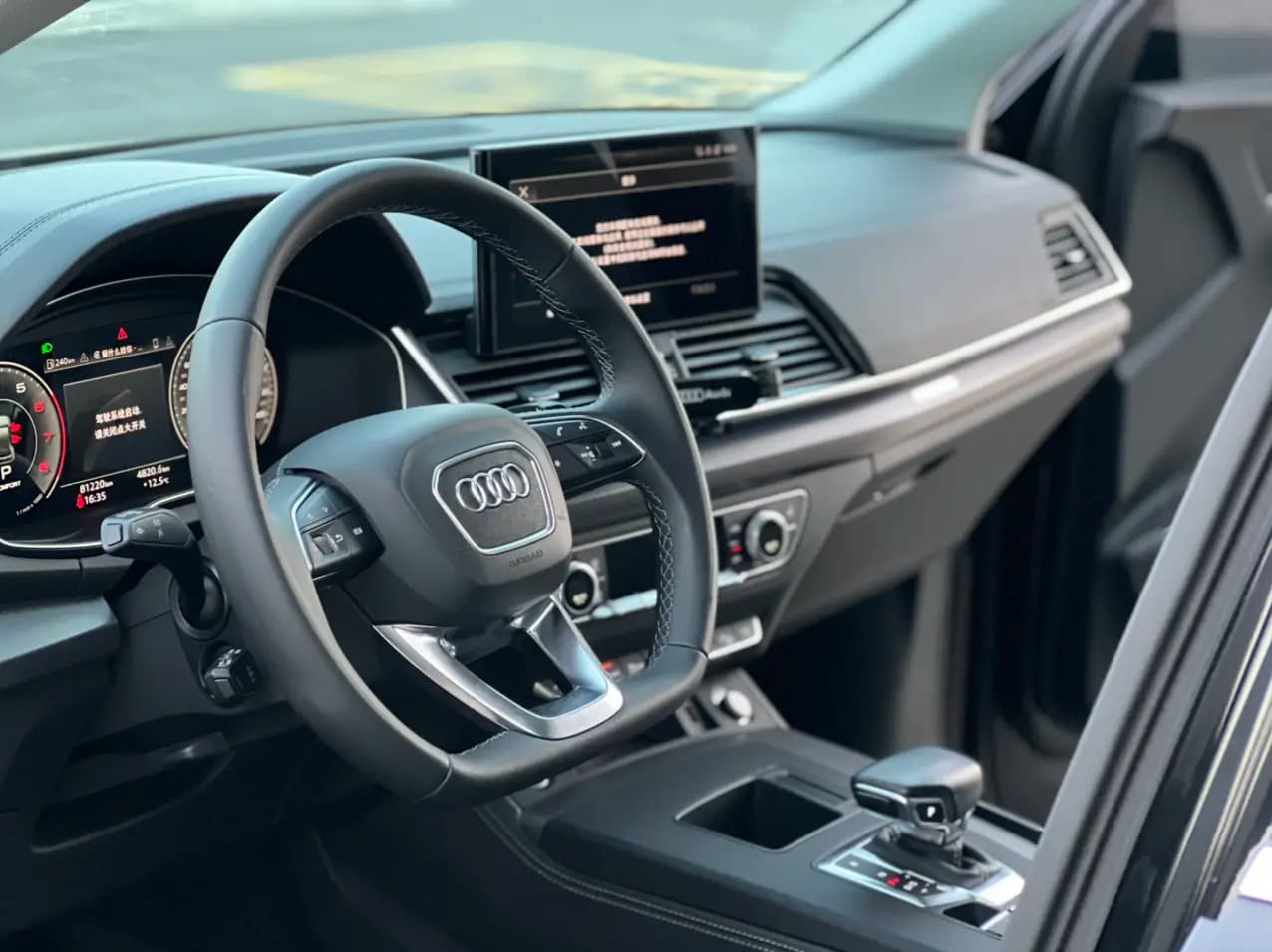 Audi Q5L 2022 г. 81121 км. — фото 17