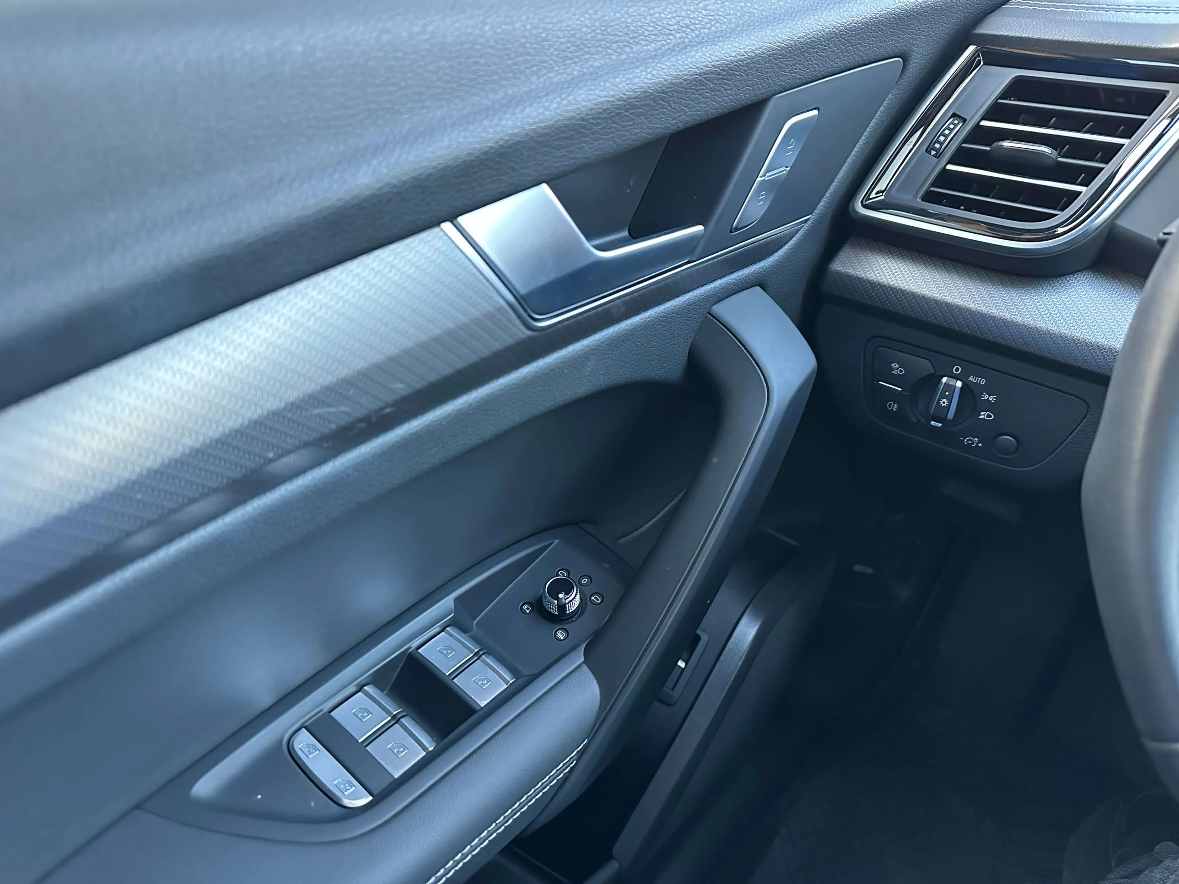 Audi Q5L 2023 г. 61113 км. — фото 25