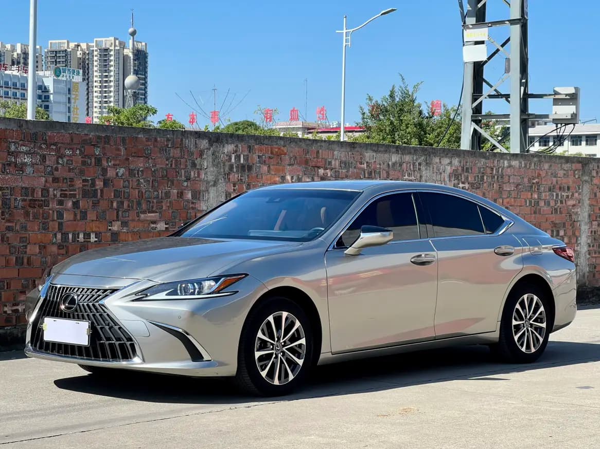 Lexus ES 2024 г. 28050 км.