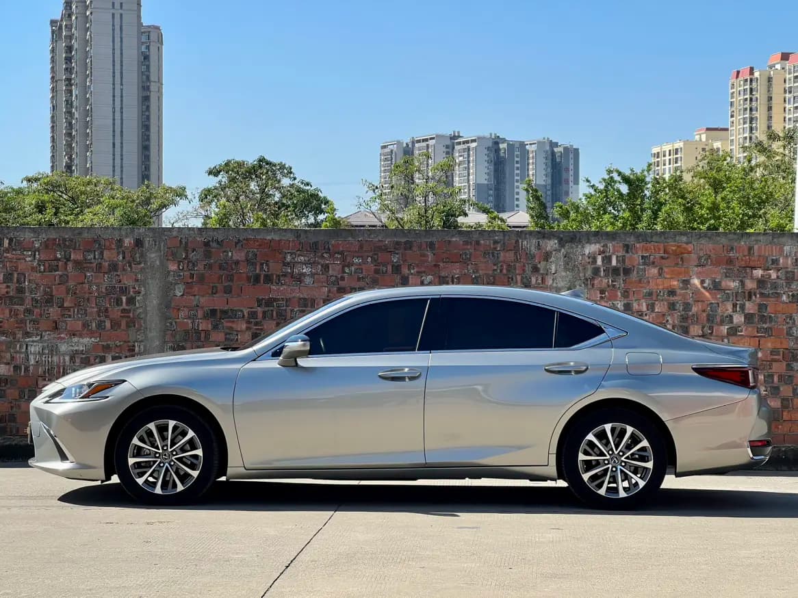 Lexus ES 2024 г. 28050 км. — фото 3