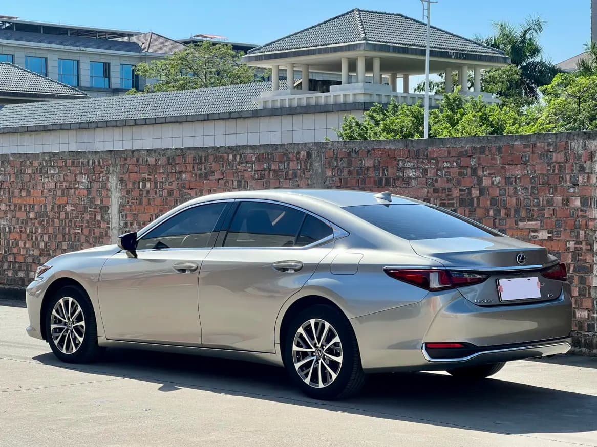 Lexus ES 2024 г. 28050 км. — фото 4