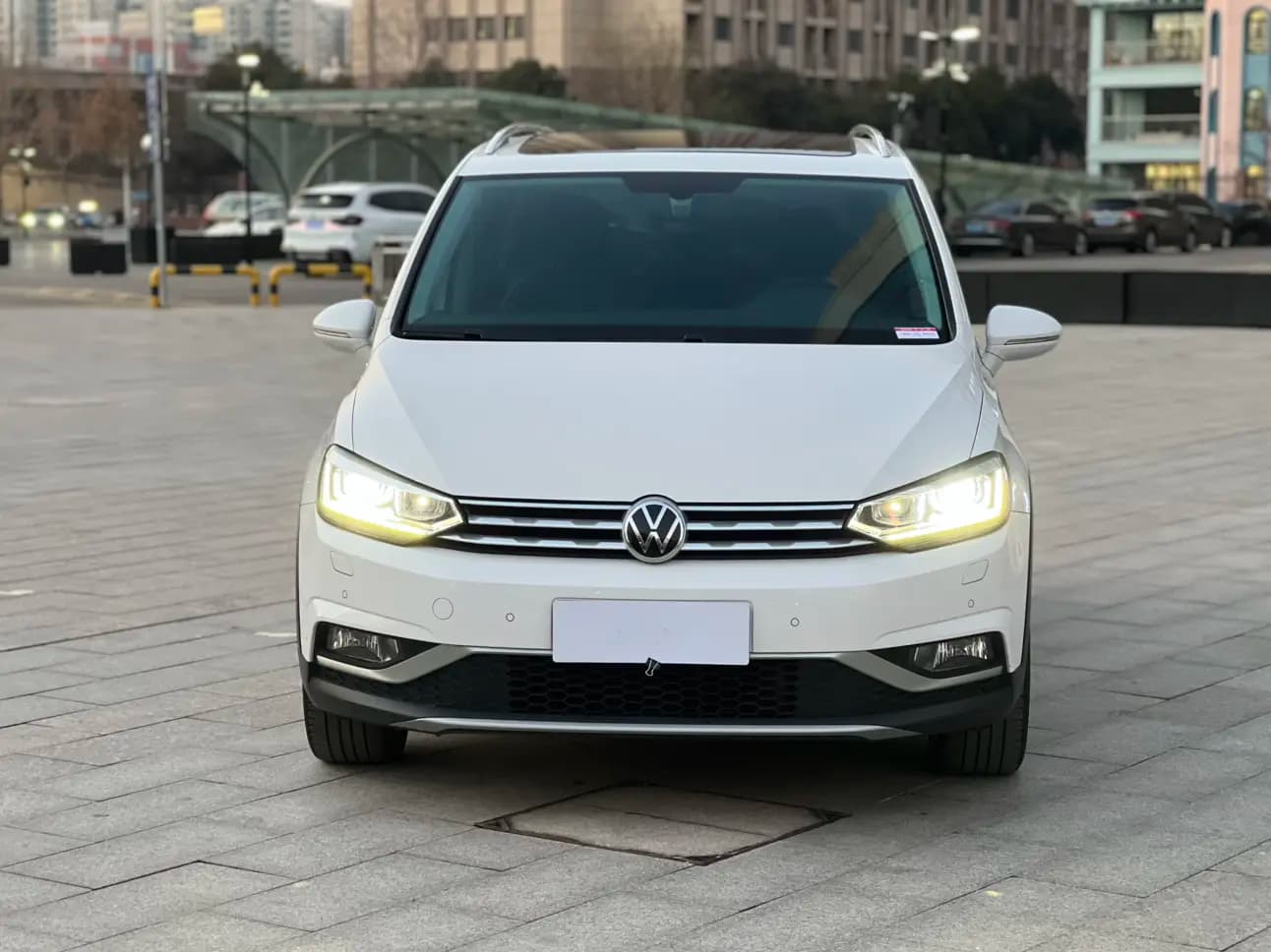 Volkswagen Touran L 2021 г. 90076 км. — фото 2
