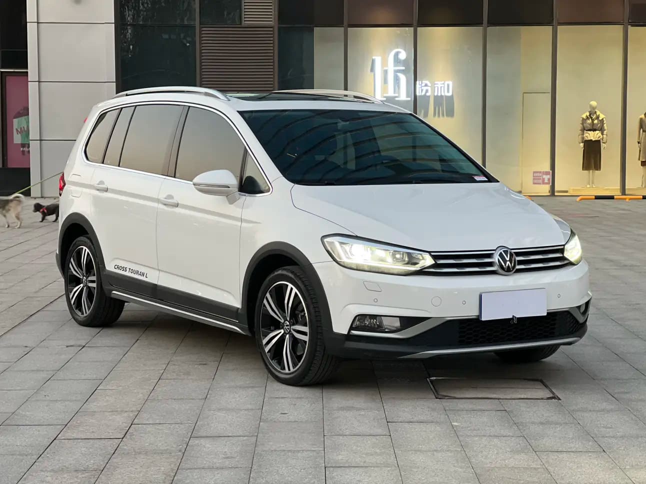 Volkswagen Touran L 2021 г. 90076 км. — фото 3