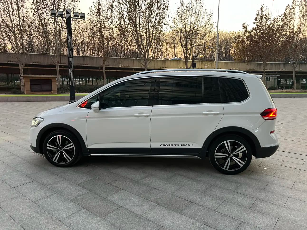 Volkswagen Touran L 2021 г. 90076 км. — фото 4