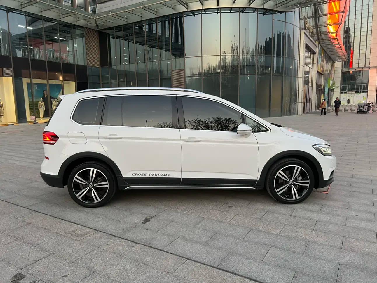 Volkswagen Touran L 2021 г. 90076 км. — фото 6
