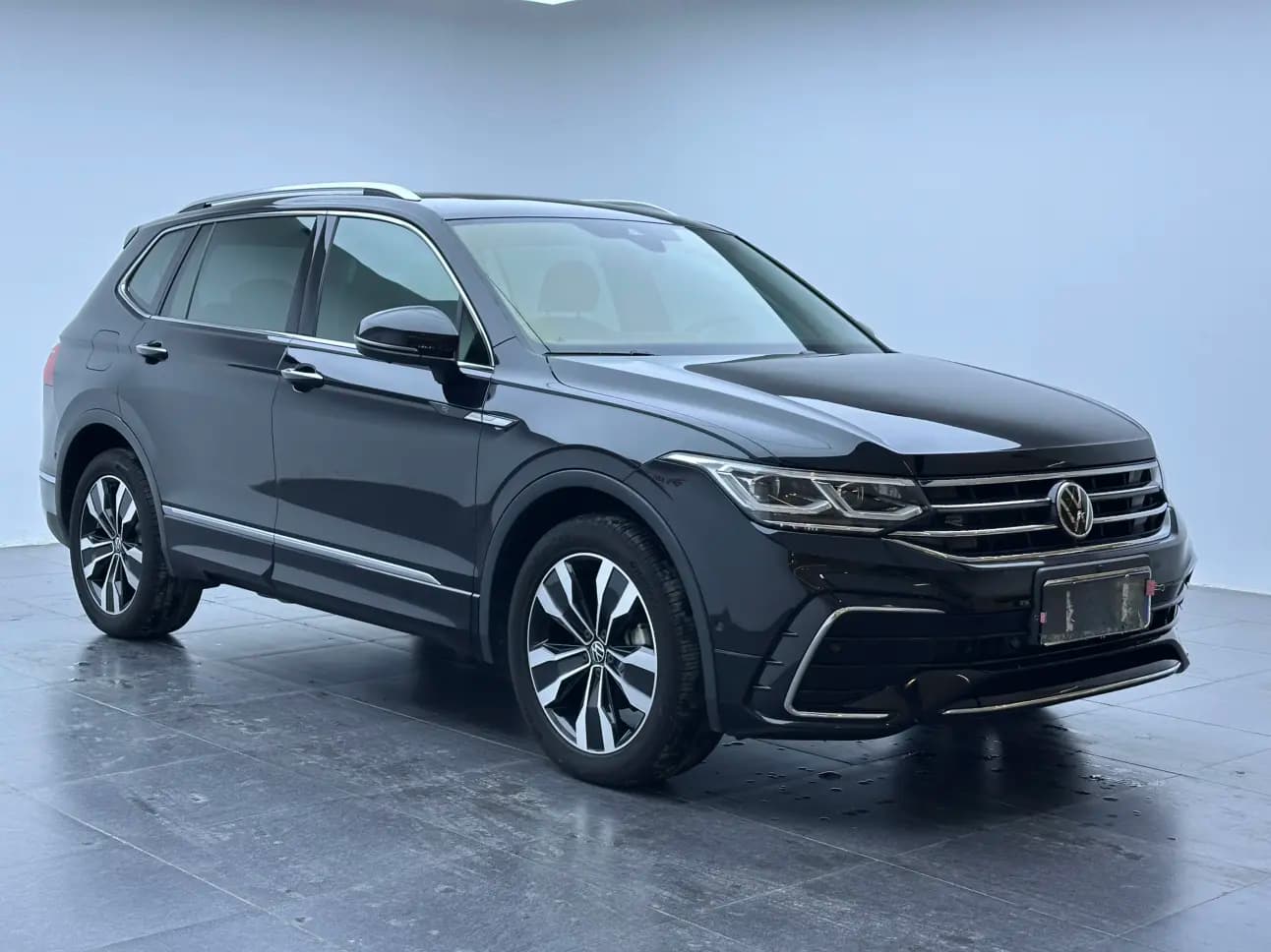 Volkswagen Tiguan L 2023 г. 59009 км. — фото 3