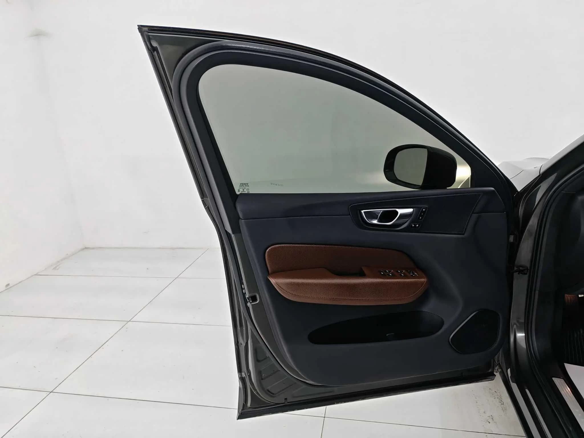 Volvo XC60 2021 г. 87101 км. — фото 14