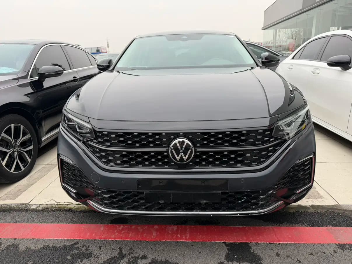 Volkswagen Passat 2021 г. 47093 км. — фото 2