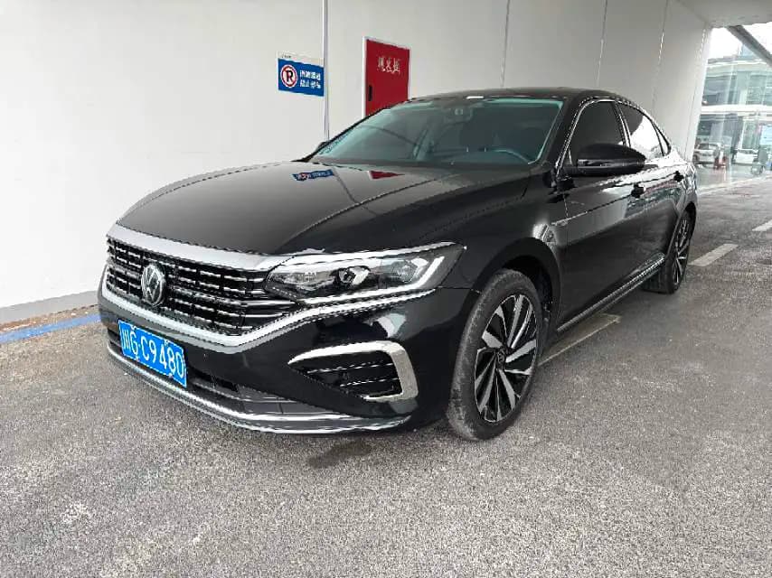 Volkswagen Passat 2023 г. 40095 км.