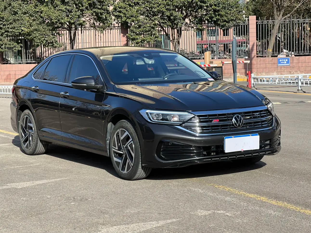 Volkswagen Sagitar 2023 г. 49042 км. — фото 3
