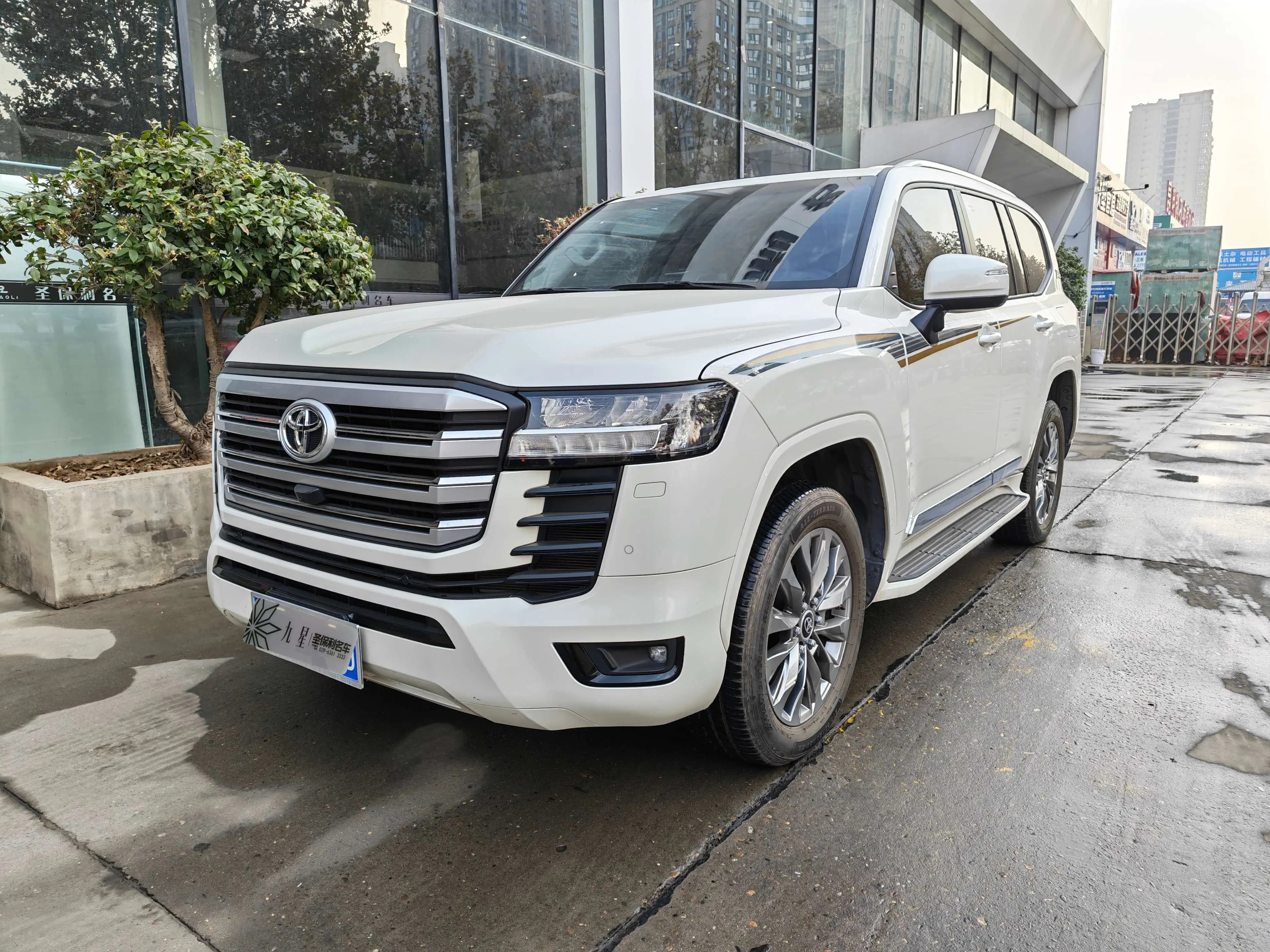 Toyota Land Cruiser 2023 г. 38997 км.