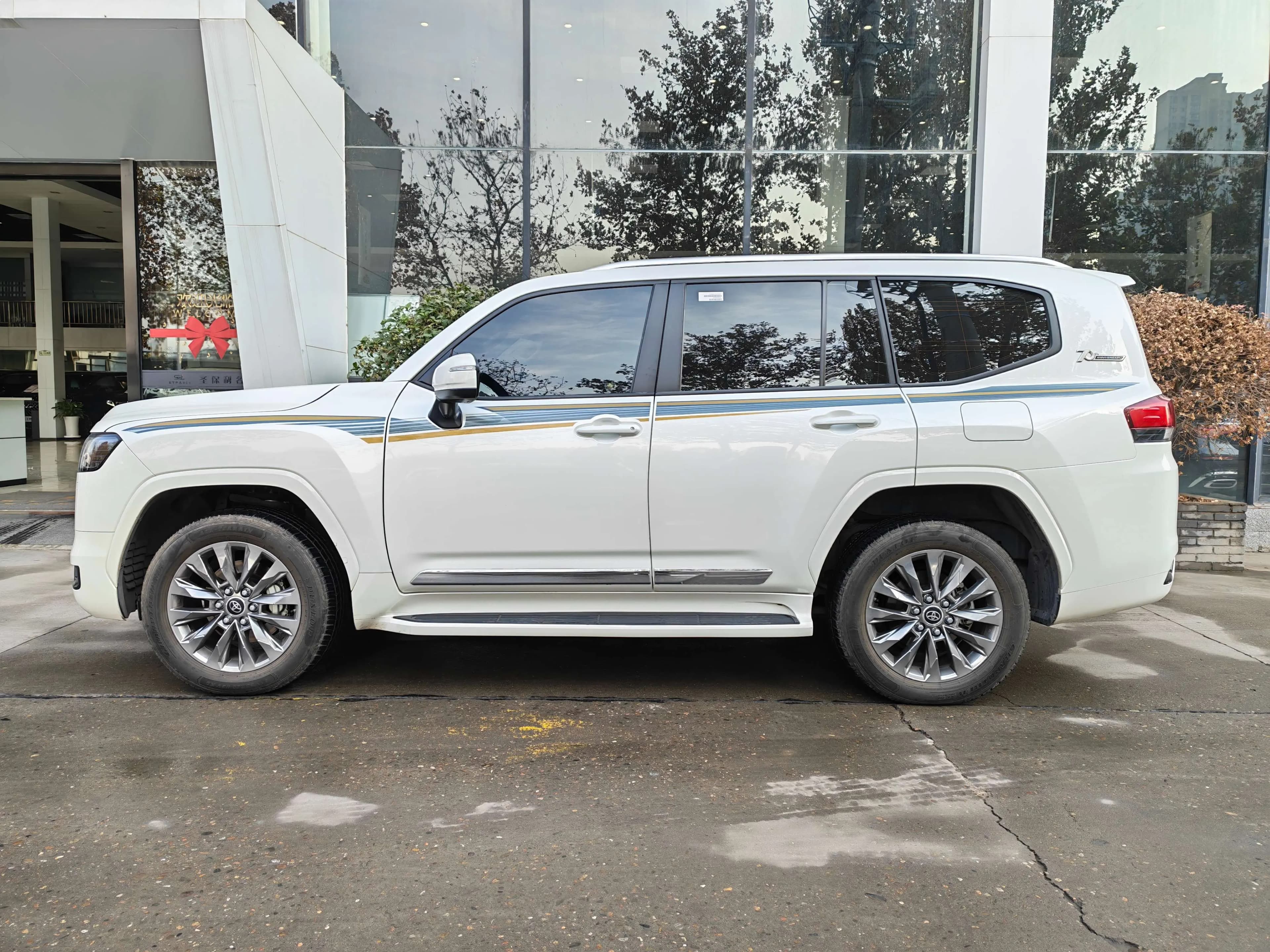 Toyota Land Cruiser 2023 г. 38997 км. — фото 2