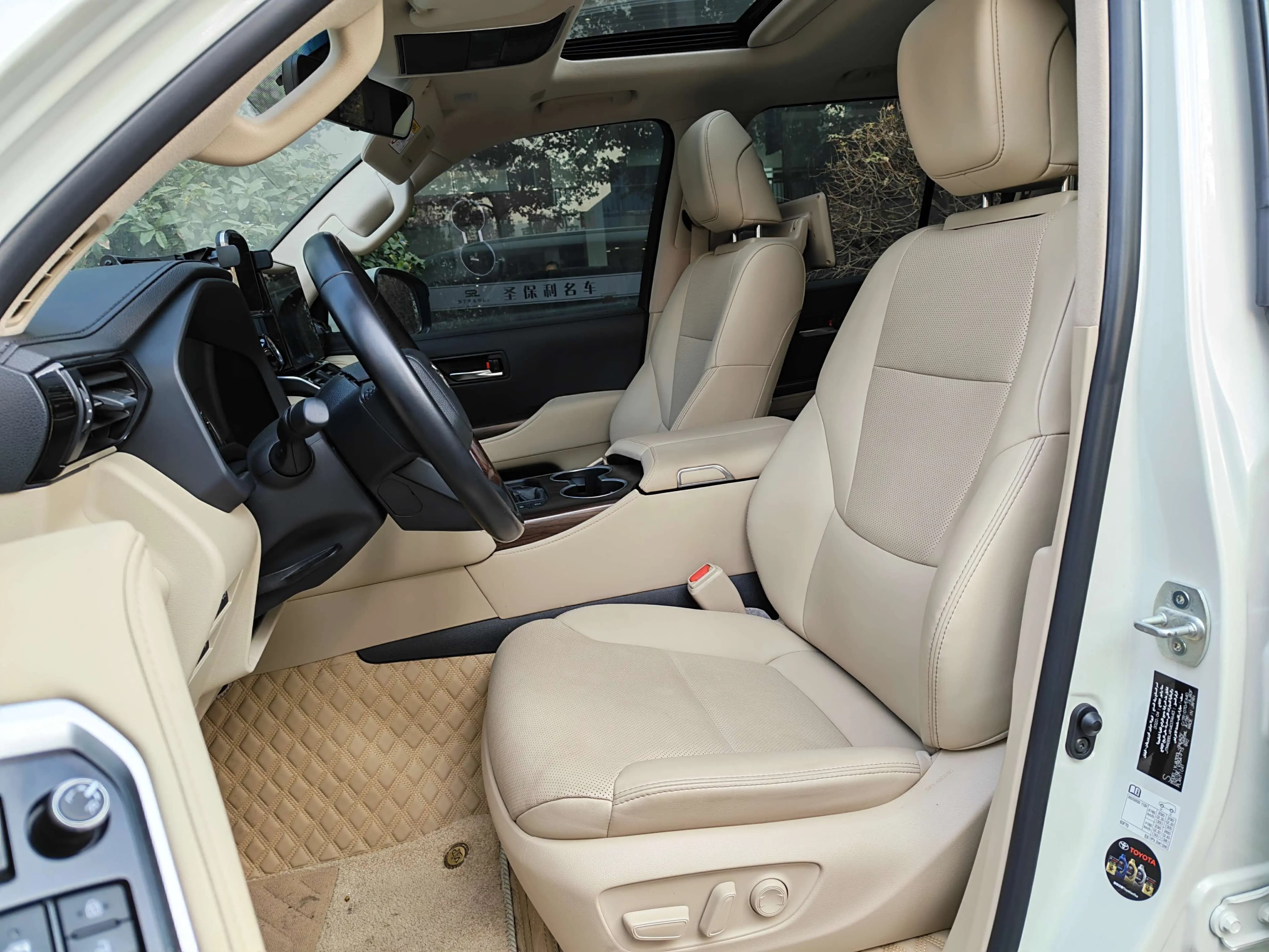Toyota Land Cruiser 2023 г. 38997 км. — фото 10