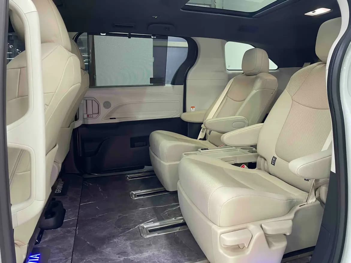 Toyota Granvia 2023 г. 15077 км. — фото 11