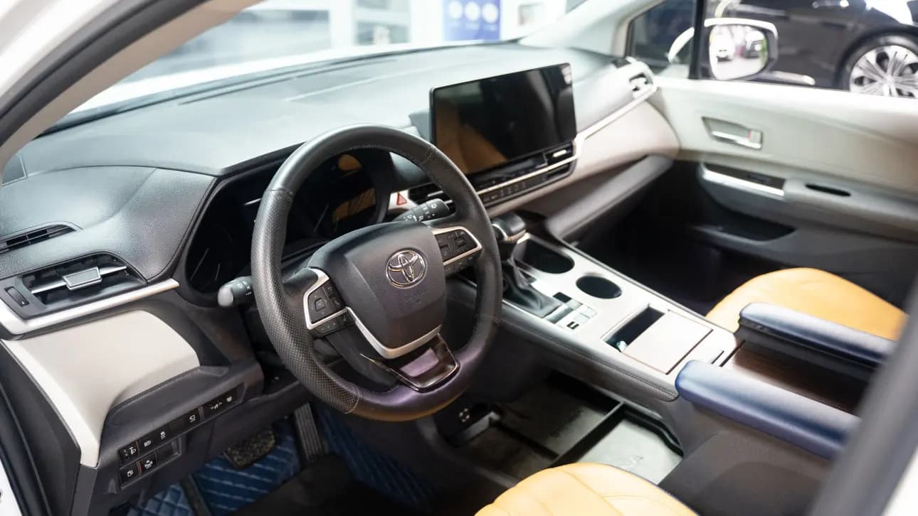 Toyota Granvia 2023 г. 43078 км. — фото 12
