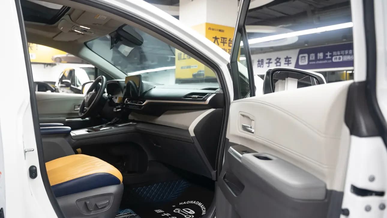 Toyota Granvia 2023 г. 43078 км. — фото 14
