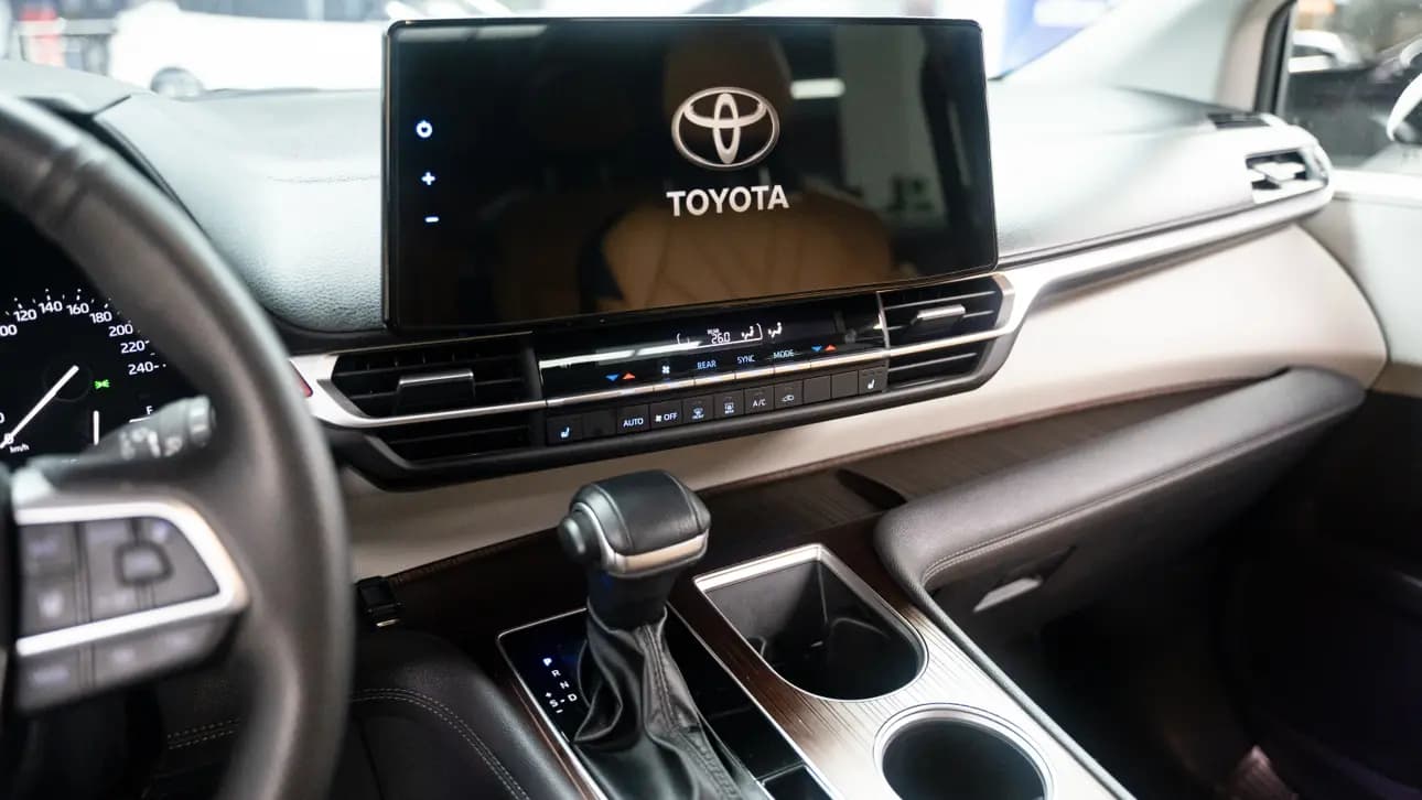 Toyota Granvia 2023 г. 43078 км. — фото 9