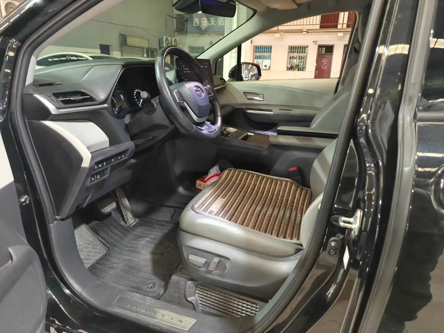 Toyota Granvia 2024 г. 23080 км. — фото 9