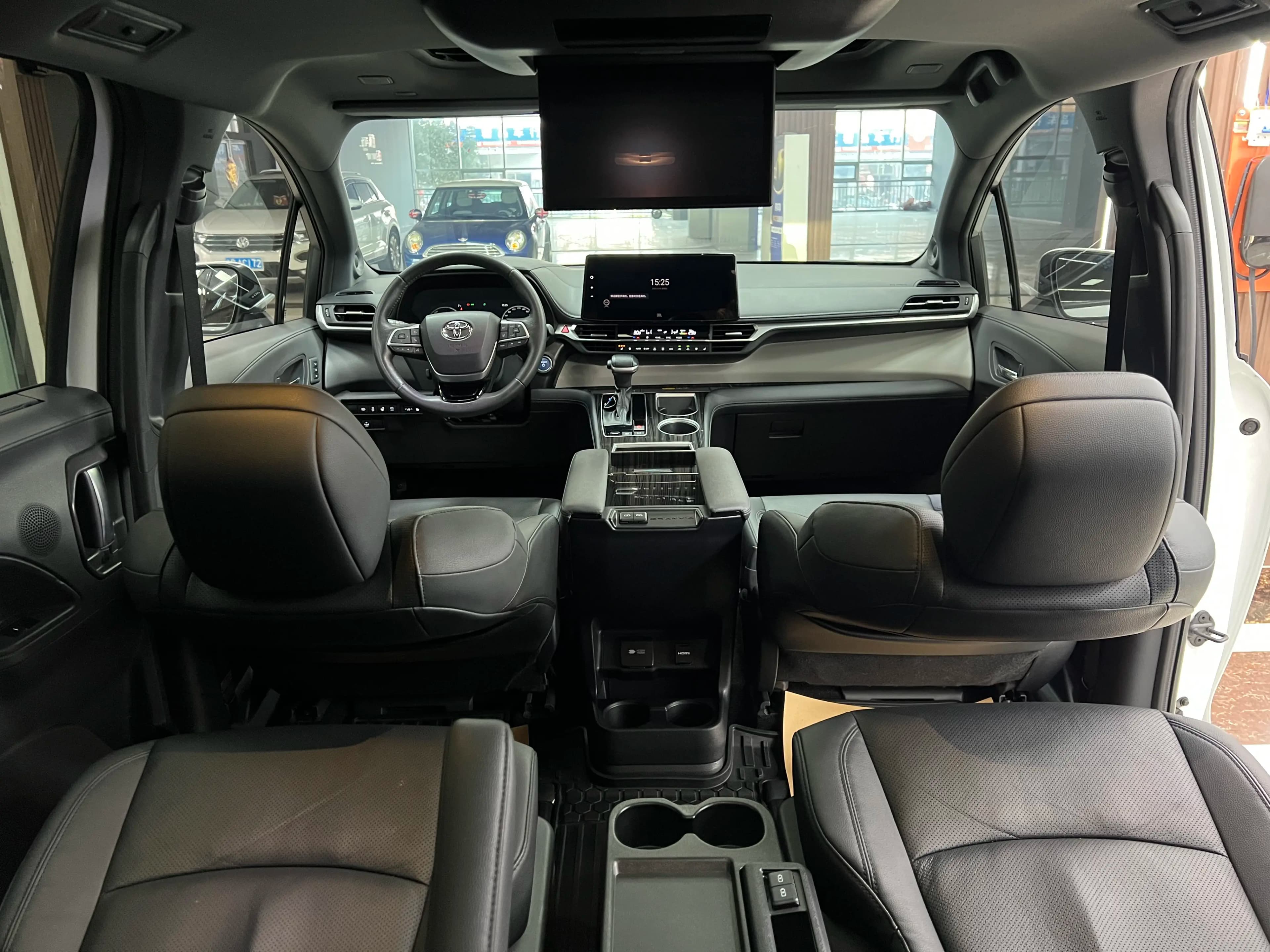 Toyota Granvia 2024 г. 60081 км. — фото 7