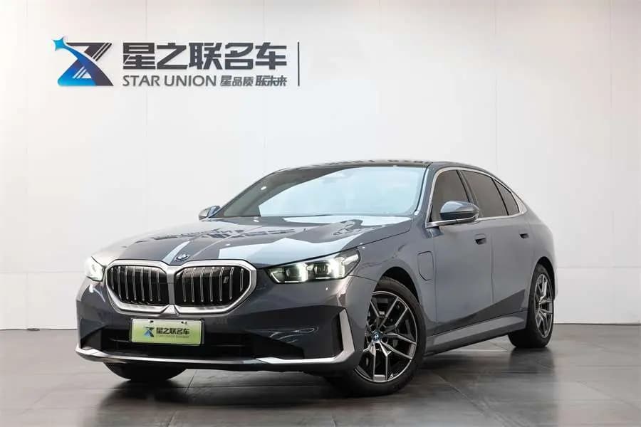 BMW i5 2024 г. 16355 км.