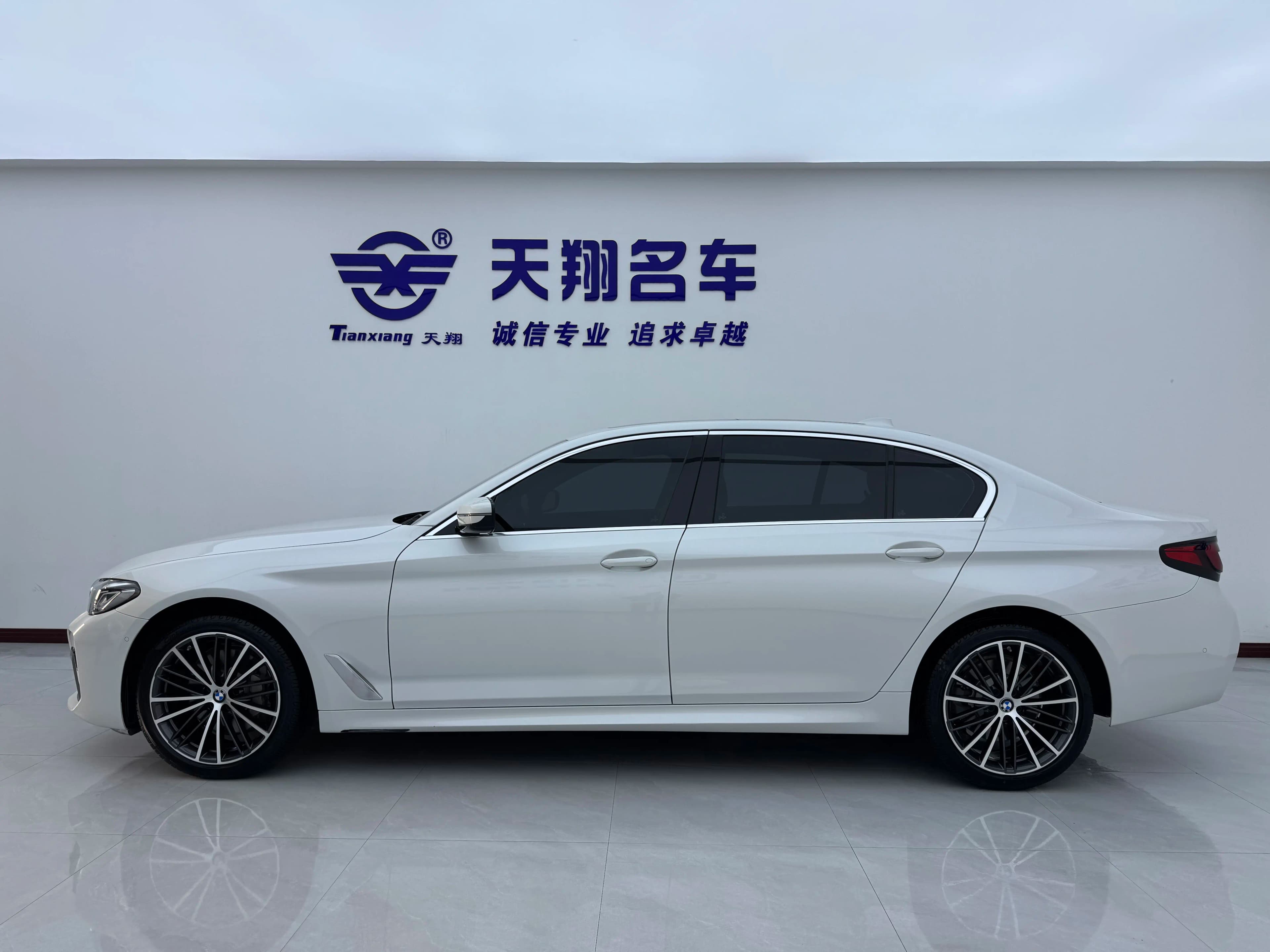 BMW 5 Series 2023 г. 44124 км. — фото 4